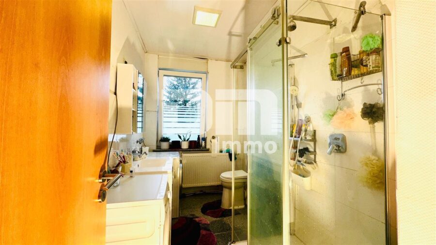 Zwei umfassend sanierte Doppelhaushälften auf 1.805 m² Grundstück zum Paketpreis - Haus 1 EG Badezimmer Dusche